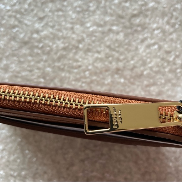 Marc Jacobs Leather Zip Top Wallet in Smoked Almond Size 3.5” L x 5” W x .5” D - Picture 13 of 13